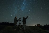 Zwei Sternenforscher beobachten den Sternenhimmel