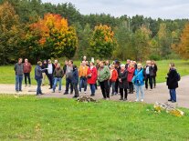 Eine Besuchergruppe steht auf einer Weggabelung