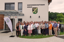 Die Teilnehmenden des Netzwerktreffens stehen vor dem Dorfgemeinschaftshaus Kinsau